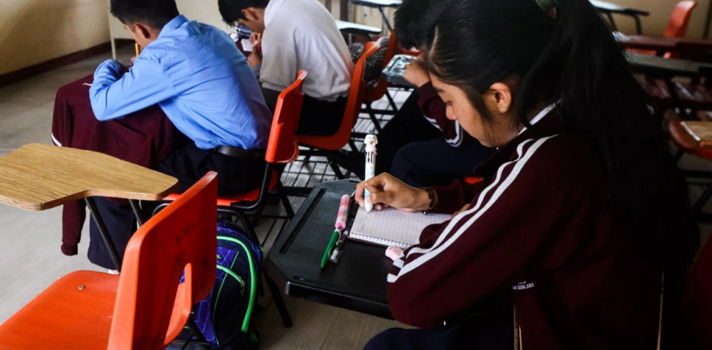 Lanzan beca de $2000 para estudiantes de escuelas públicas y privadas