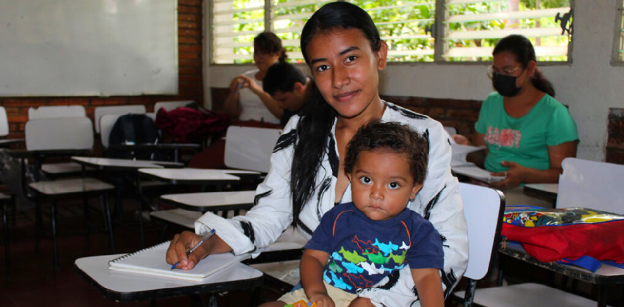 Si eres madre y estudias la universidad solicita esta beca de $10000 pesos