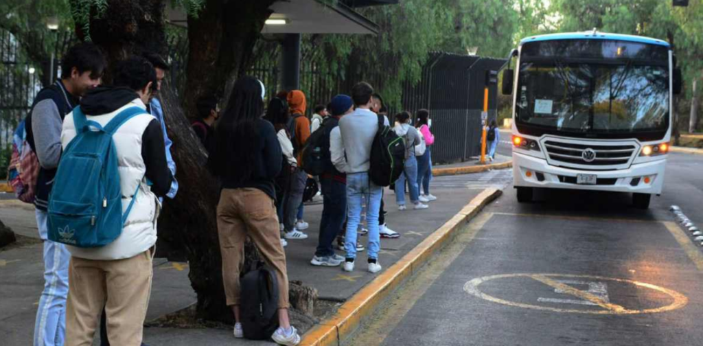 Esta beca te da 2 mil 700 pesos para el transporte